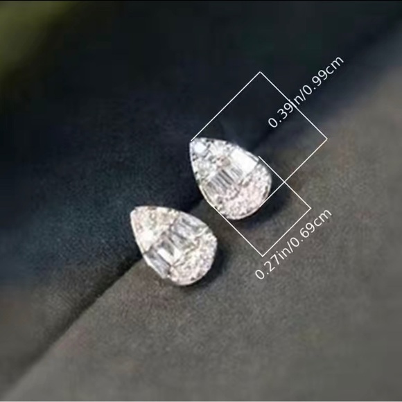14k White Gold Pear Cut Sparkling Stud Earrings Elegant Zirconia / Diamond Look - Picture 3 of 6